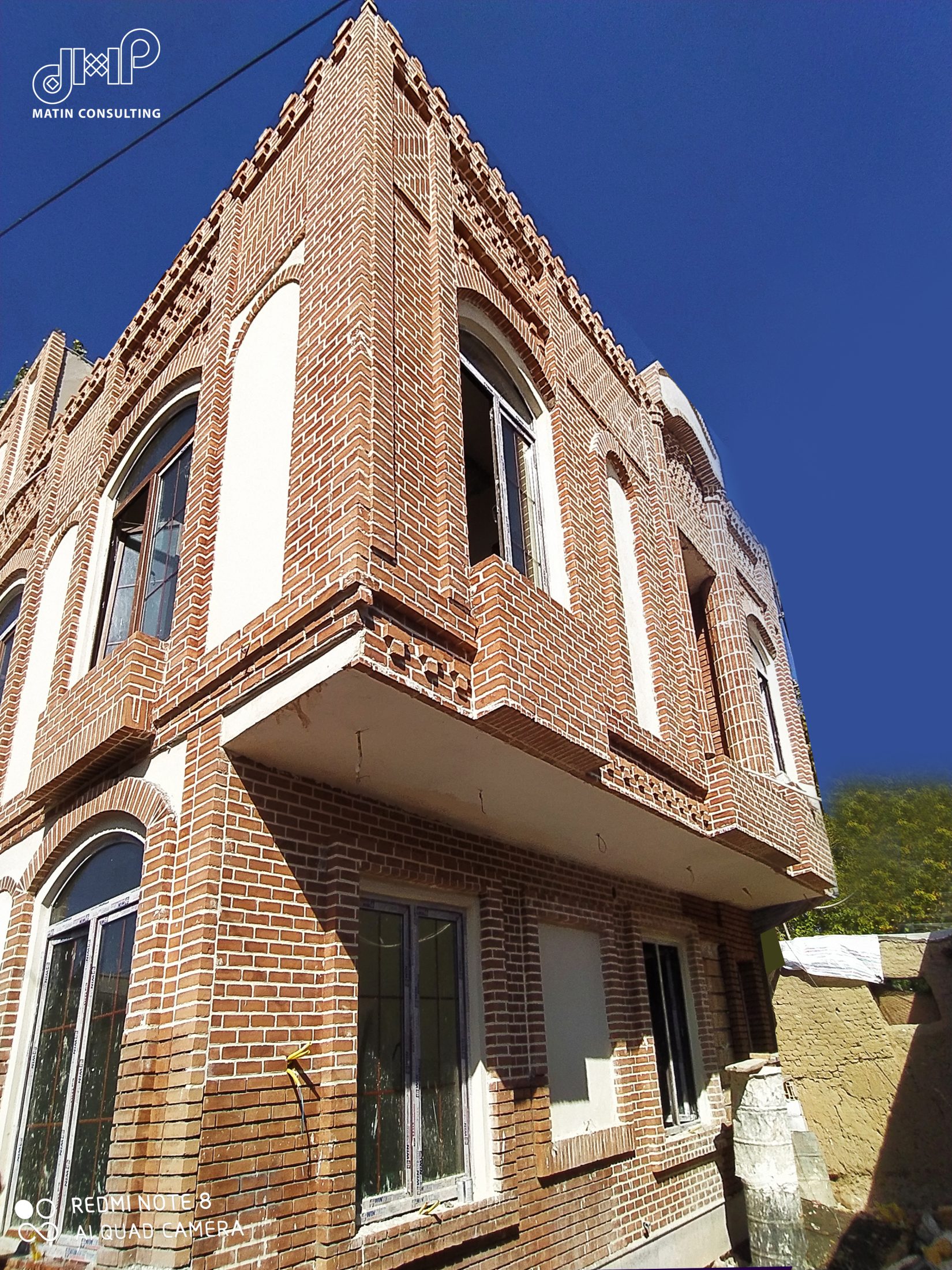 گوشه دیگر عمارت ربیعی با کنسول و تزئین لبه بام
