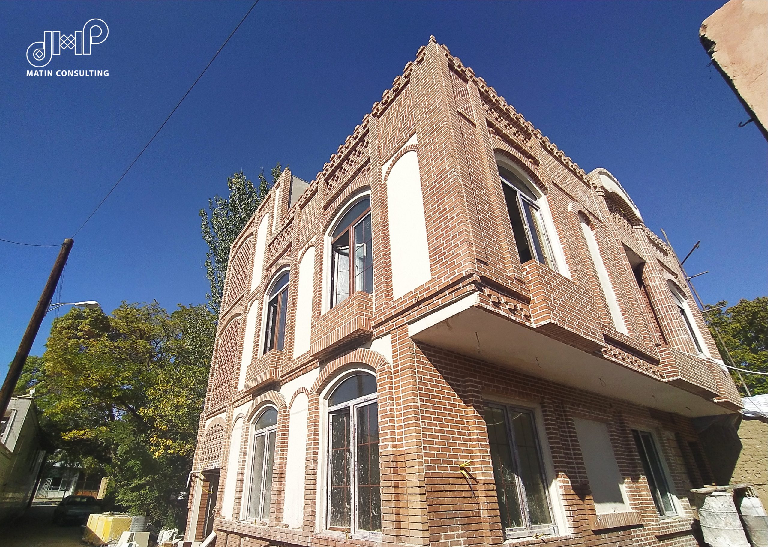 نمای آجری سنتی؛ عکس گوشه عمارت ربیعی در گلپایگان با کنسول طبقه اول